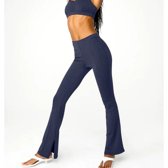 FINAL⬇️NWT💙ALO YOGA💙PINSTRIPED SPORTS BRA AND PANTS SET - Picture 1 of 13